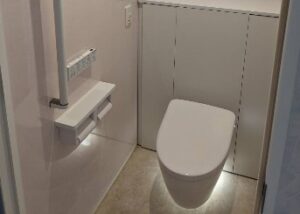 市川市◆照明と大理石調の床で高級感溢れるトイレへリフォームしました。